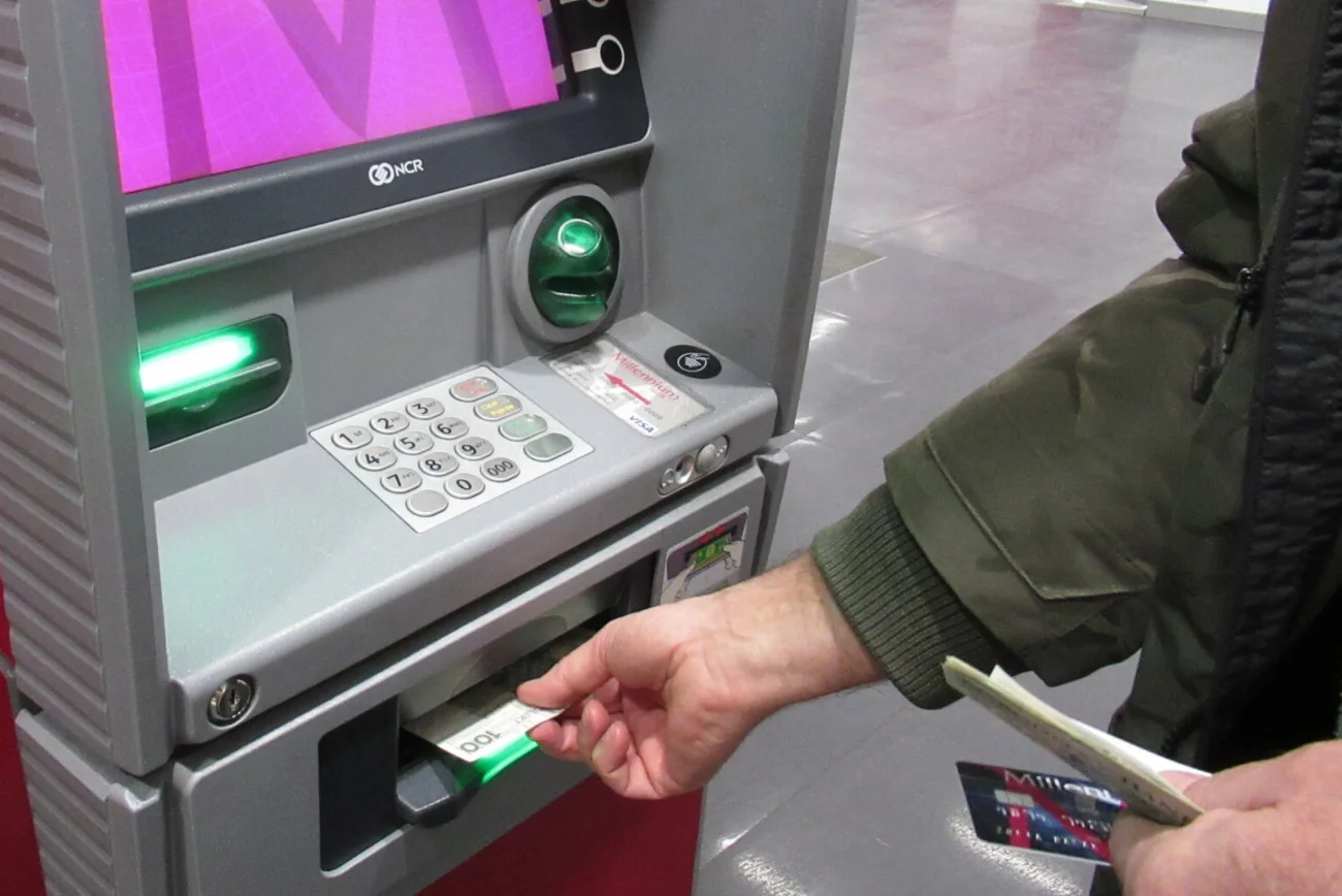 Wypłata gotówki z bankomatu