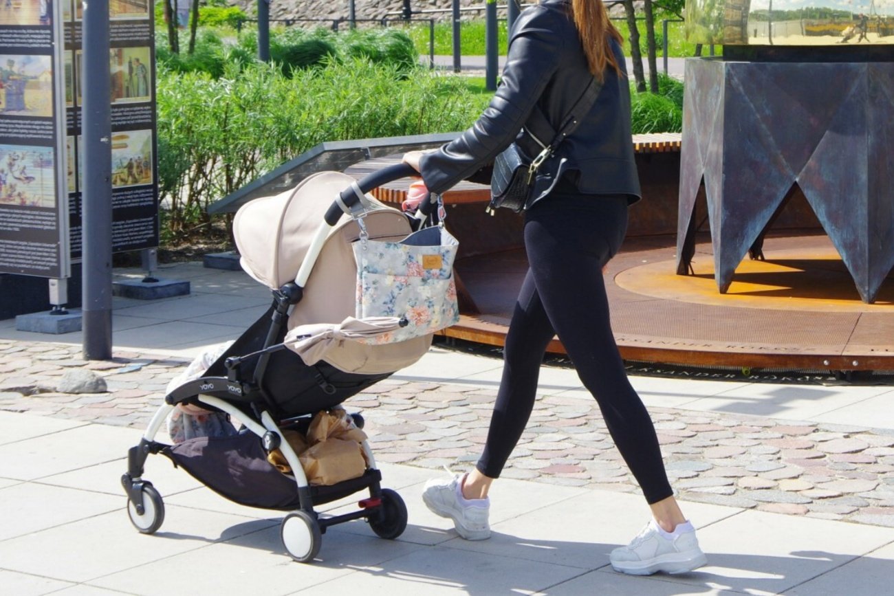Matka z wózkiem dziecięcym.