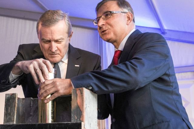 Prezes PKO BP Zbigniew Jagiełło (z prawej) jest wart dla banku ponad pół miliarda złotych. Na zdjęciu: wmurowanie kamienia węgielnego pod nową Rotundę