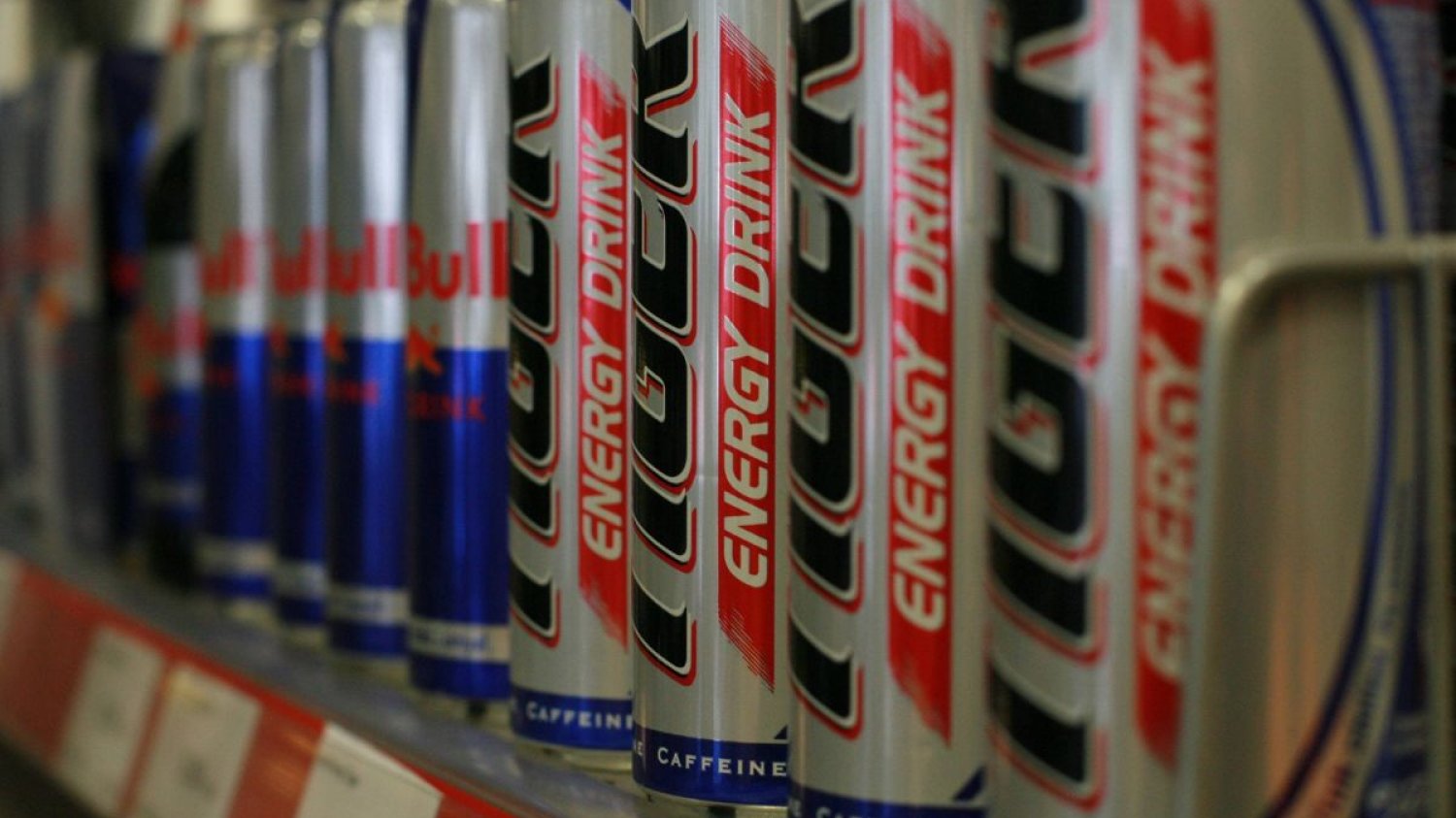 Nawet dzieci mogą kupować energetyki. Ministerstwo Zdrowia zwleka z ograniczeniem sprzedaży.