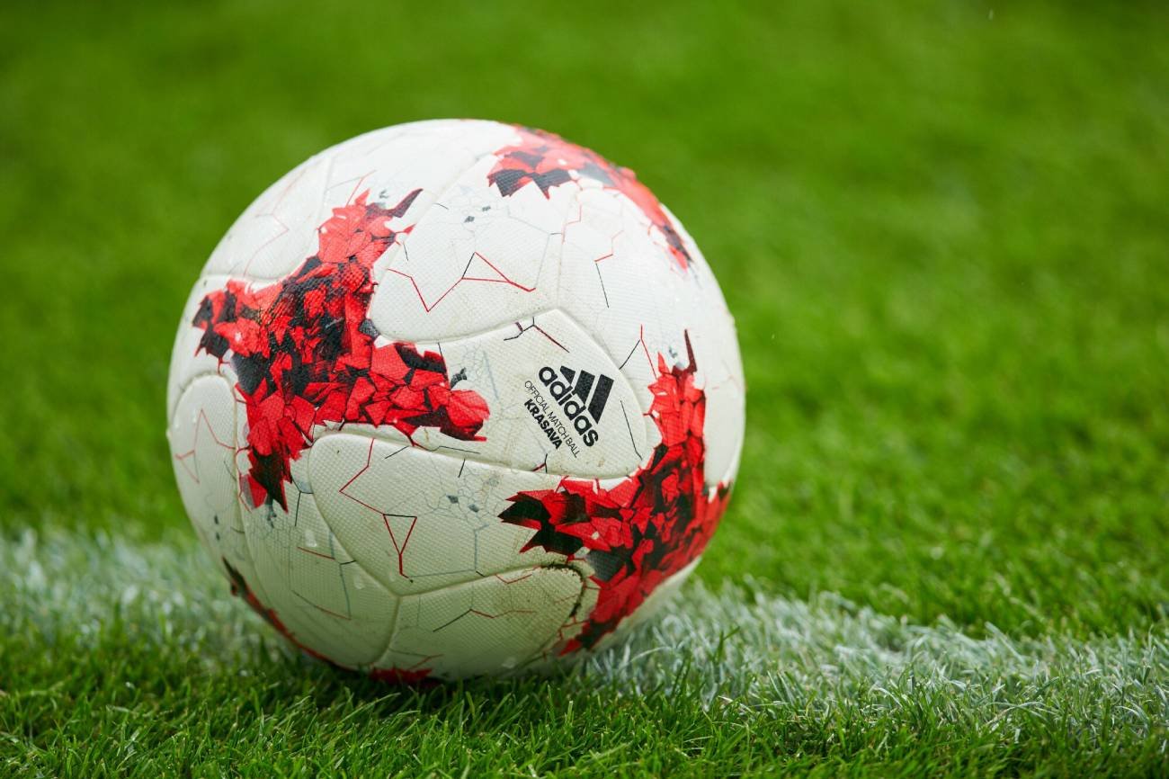 Oficjalna piłka meczowa Adidasa.