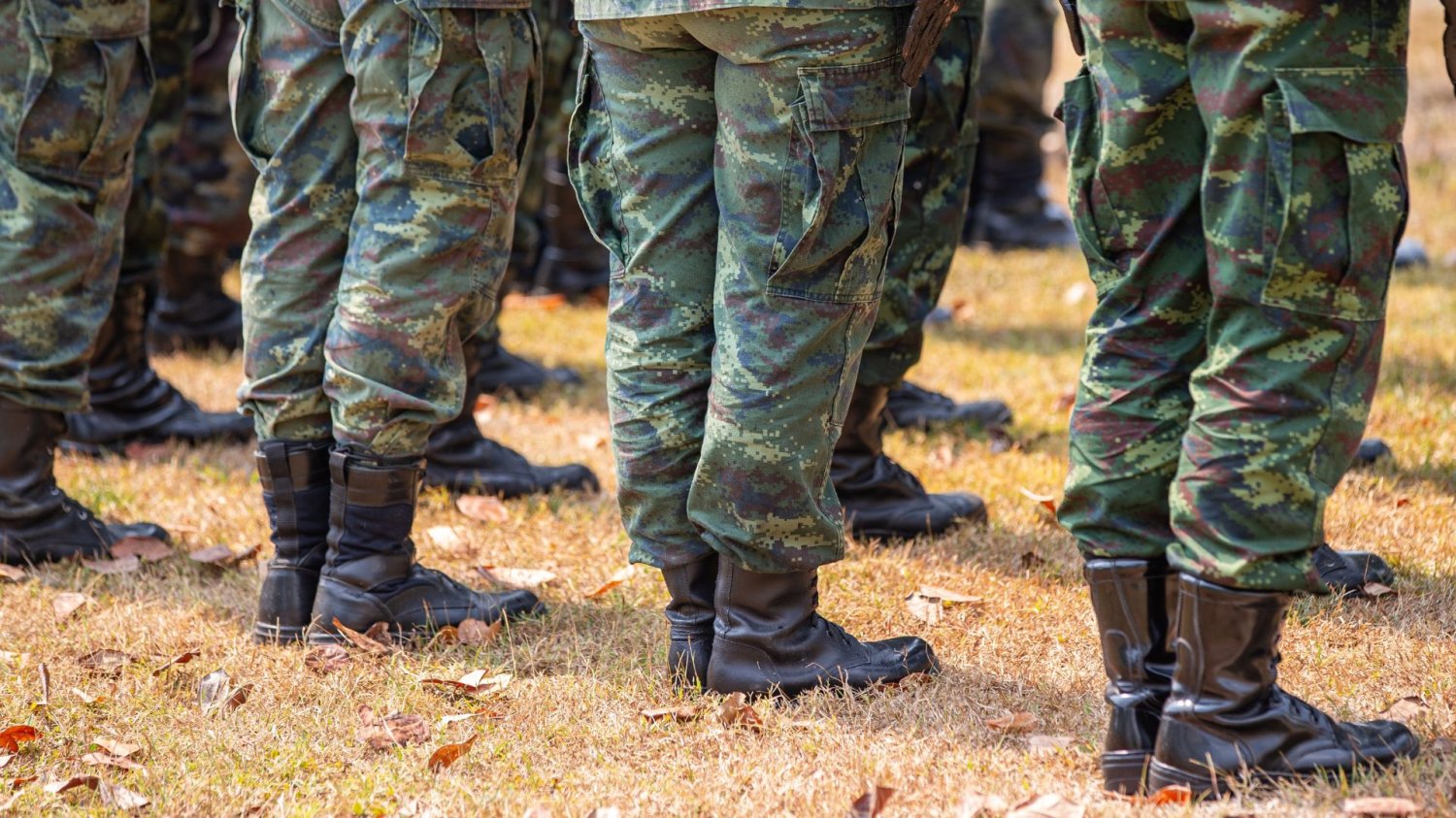 Nowa edycja wakacji z wojskiem. Szkolenia, za które ci zapłacą 6 tys. zł Wojskowi na trawie.