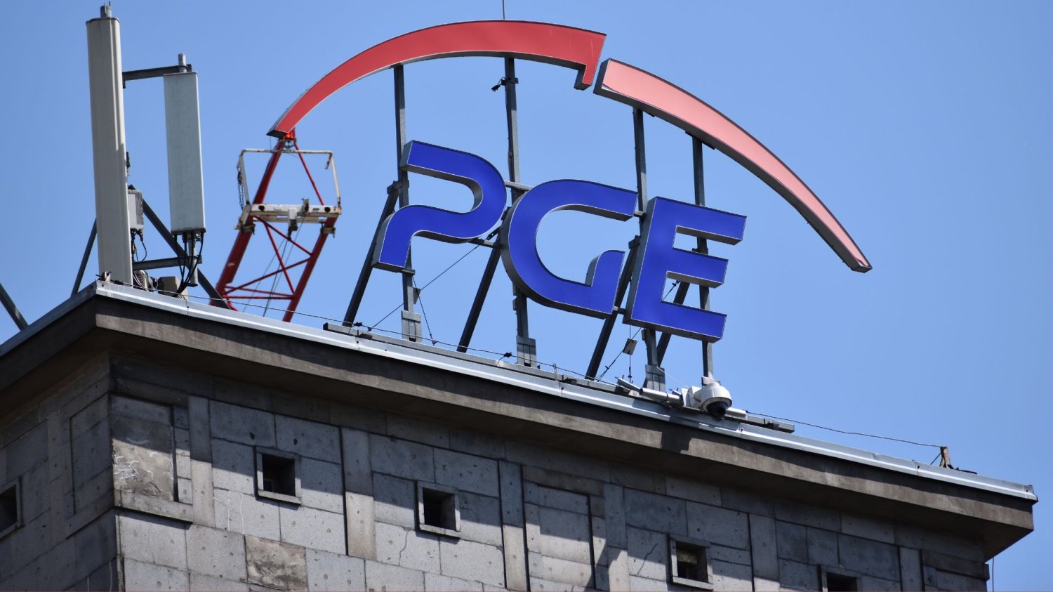 Prezes PGE Dariusz Marzec odwołany. Przyczyn nie podano, ale wyniki były słabe Logo PGE. Jej prezesa oficjalnie odwołano.