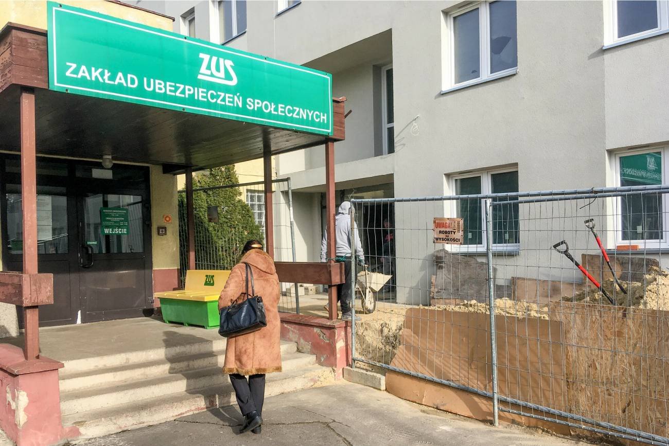 Kobieta wchodząca do siedziby ZUS