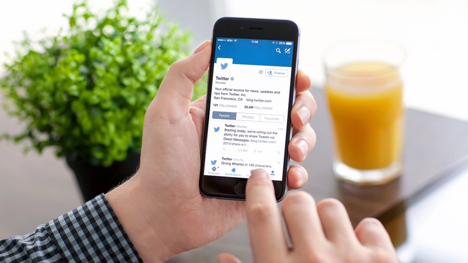 Smartfon a na nim Twitter.