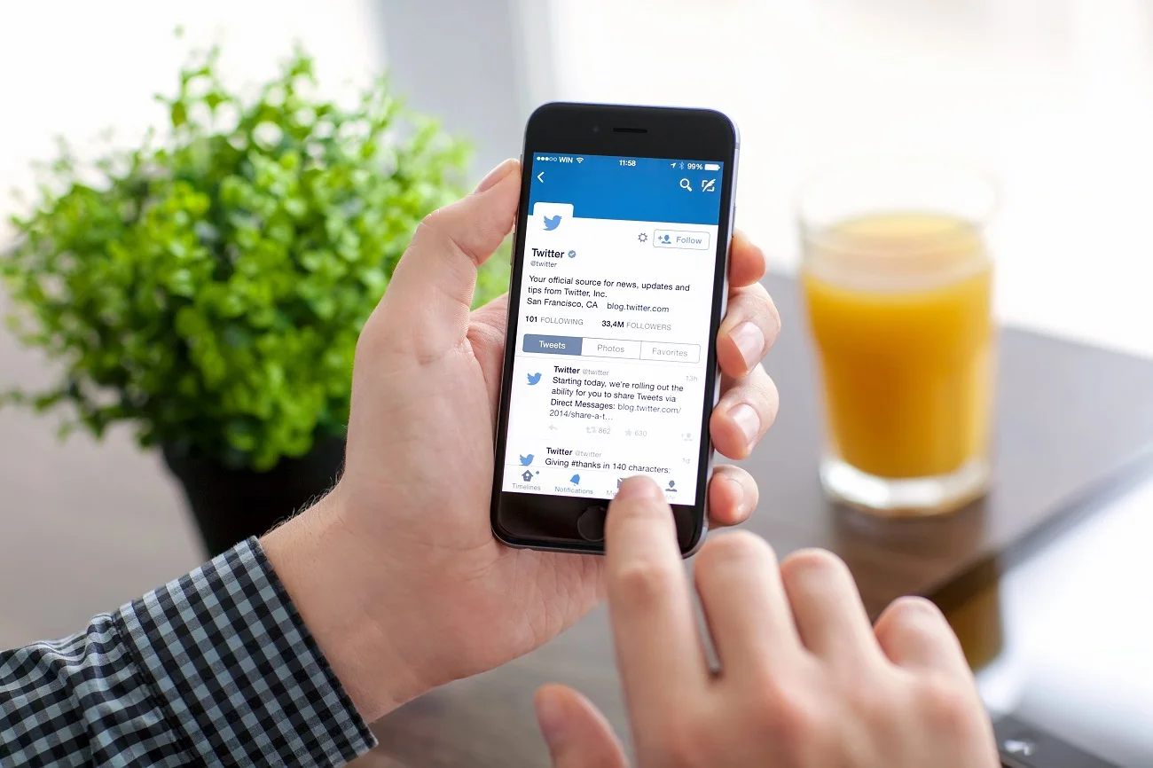 Smartfon a na nim Twitter.