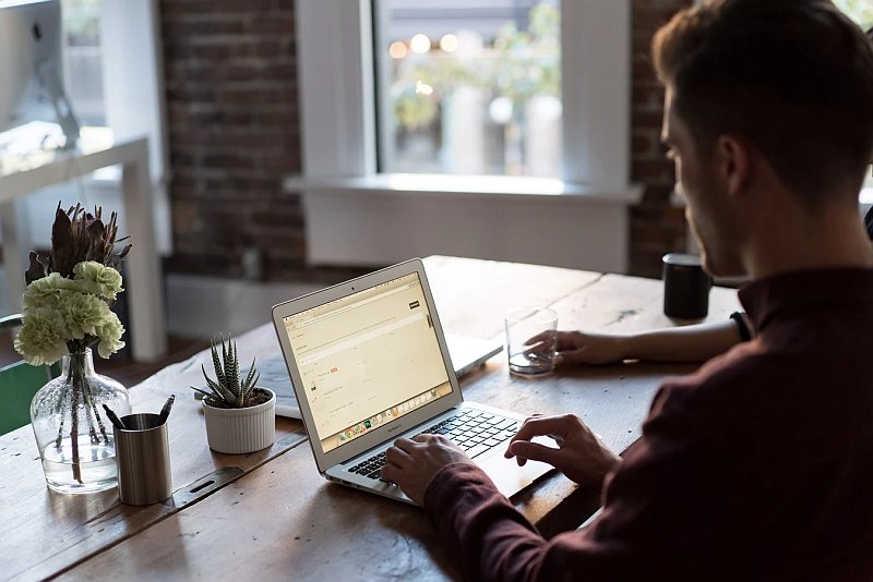 Firmom, które przeszły na tryb pracy zdalnej Cisco Meraki Go, zestaw urządzeń i aplikacji do tworzenia i zarządzania siecią Wi-Fi, pomoże wydzielić w domach pracowników oddzielną sieć obsługującą tylko sprzęt służbowy i chroniącą firmowe dane