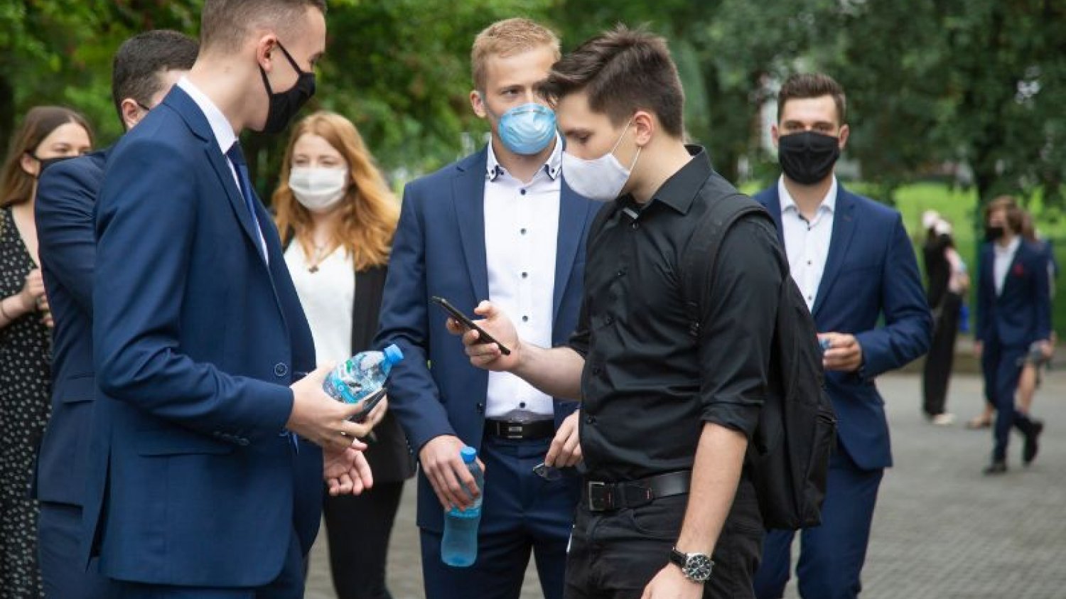 Nie wszyscy młodzi ludzie noszą maseczki.