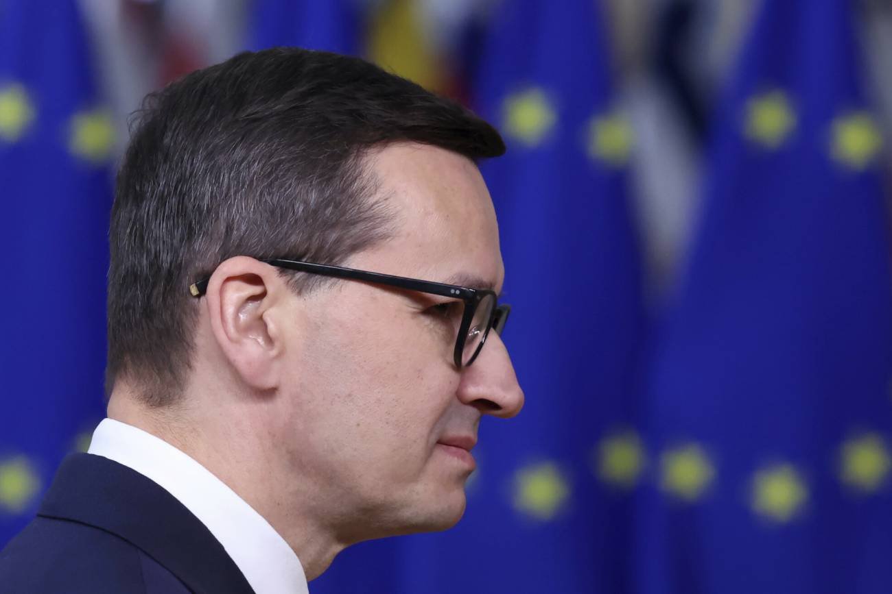 Premier Morawiecki na tle flag UE