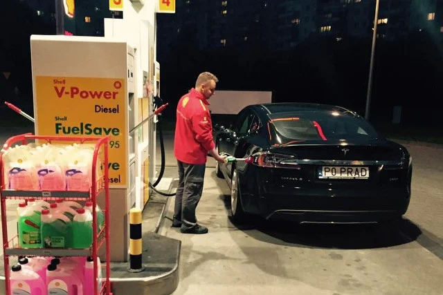 To oczywiście żart, choć w Polsce przydałby się mały silniczek zapasowy np. na LPG