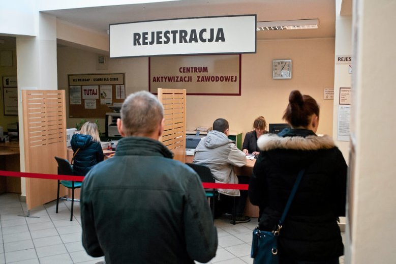 Bezrobocie jest w Polsce rekordowe niskie, dlatego resort pracy chce zmienić przepisy i pomóc urzędom pracy w aktywizacji długotrwale bezrobotnych