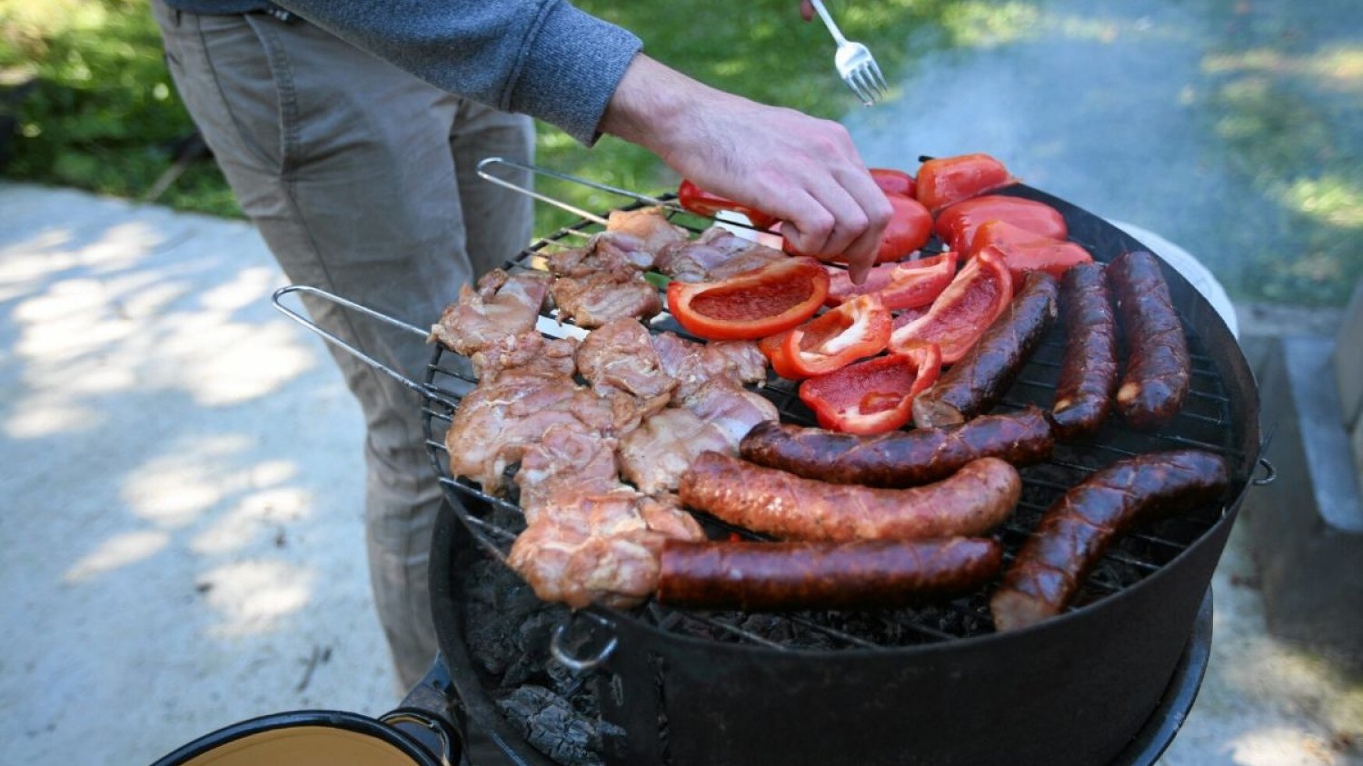 Majówkę 2020 Polacy spędzą przede wszystkim na grillu.