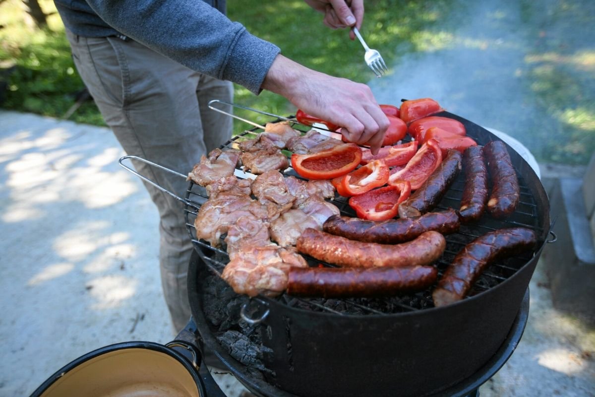 Majówkę 2020 Polacy spędzą przede wszystkim na grillu.