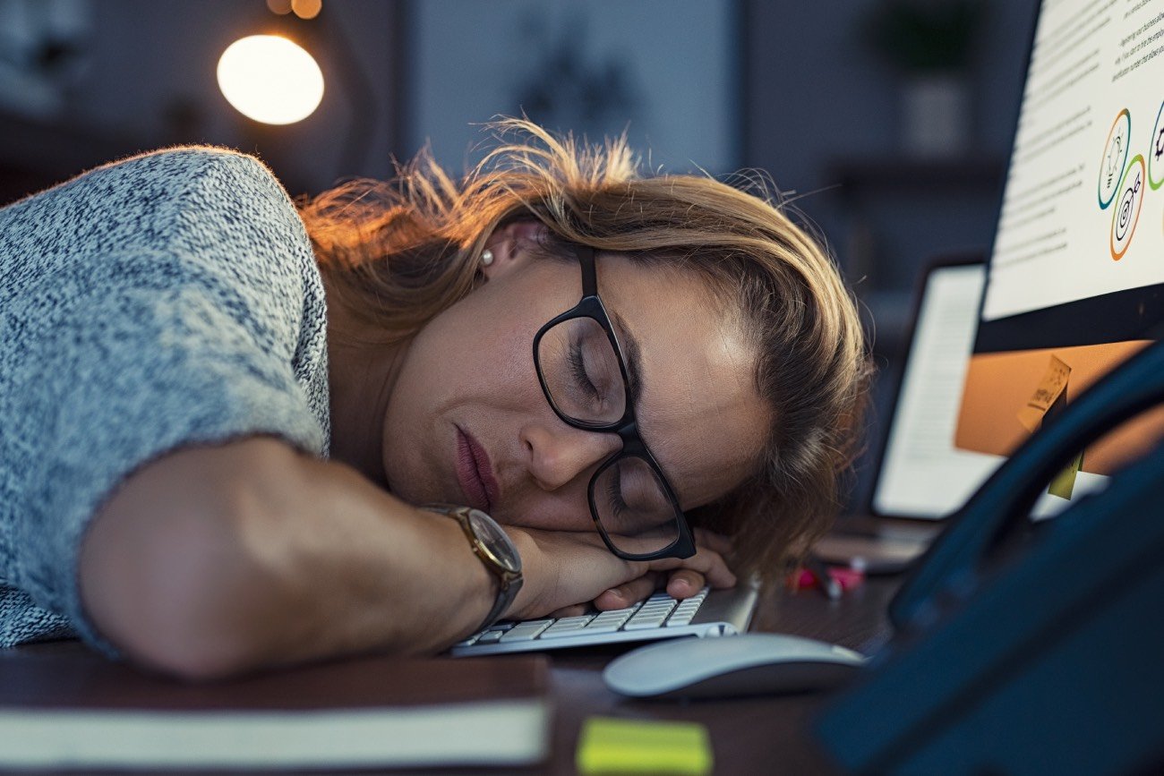 kobieta śpiąca na klawiaturze