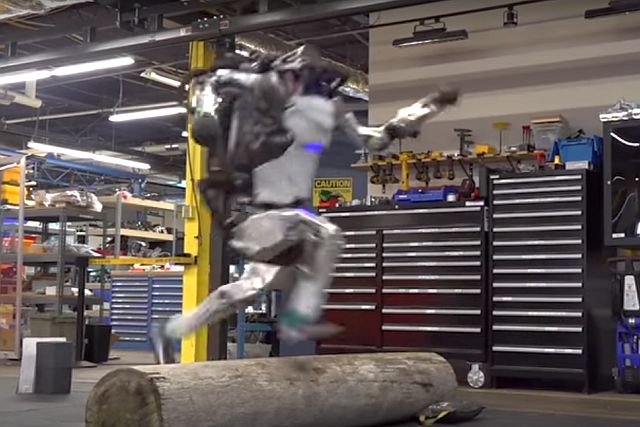 Robot od Boston Dynamics umie biegać, skakać przez przeszkody, robi nawet salto do tyłu