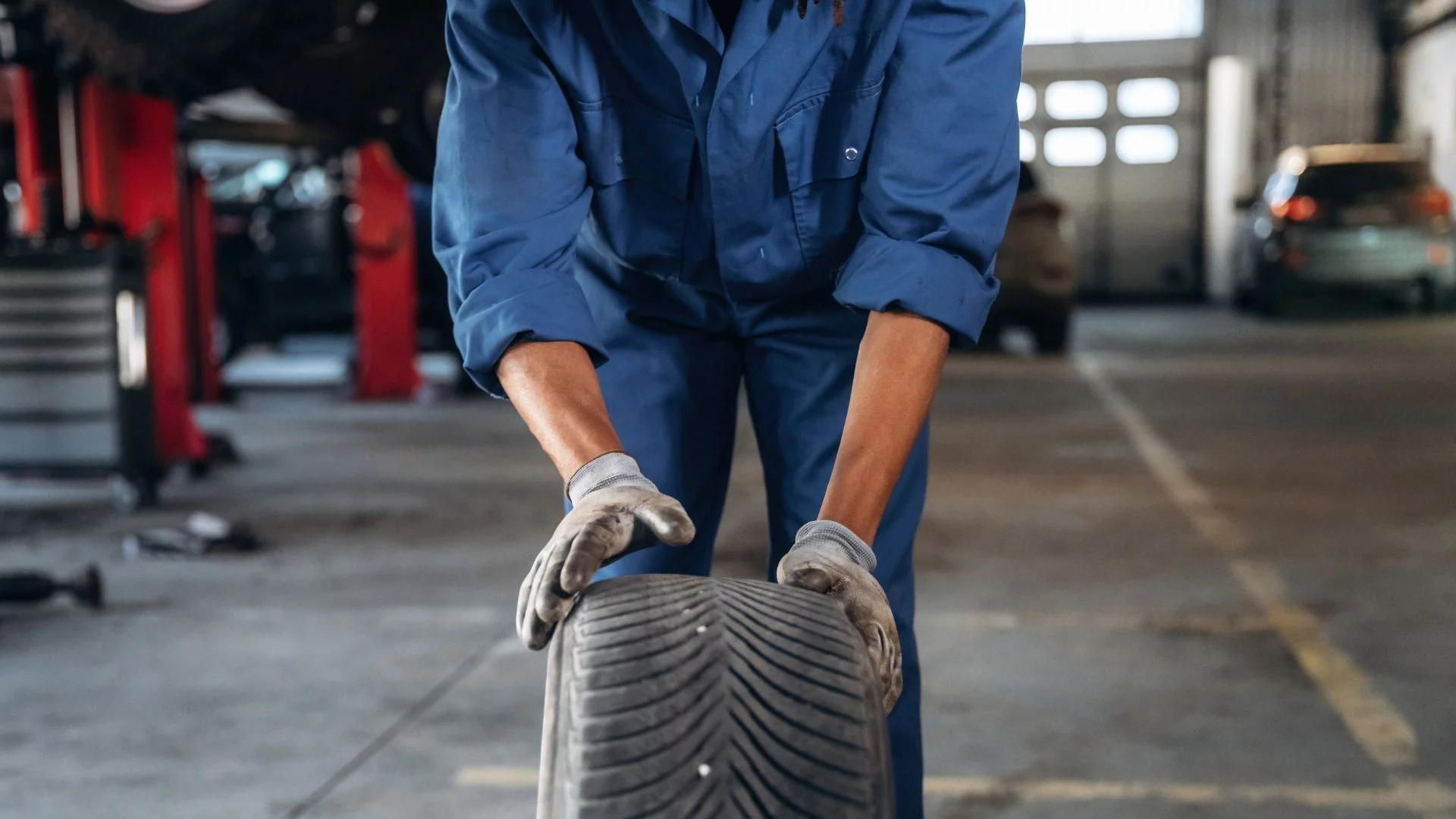 Pracownik z oponą. Koncern Kumho Tire inwestuje w fabrykę w Opolu