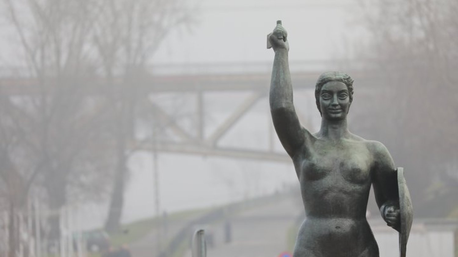 Nasze powietrze jest czarne od smogowego dymu. Na tle Europy wypadamy fatalnie, a koszty z tym związane szacuje się na 111 mld zł.
