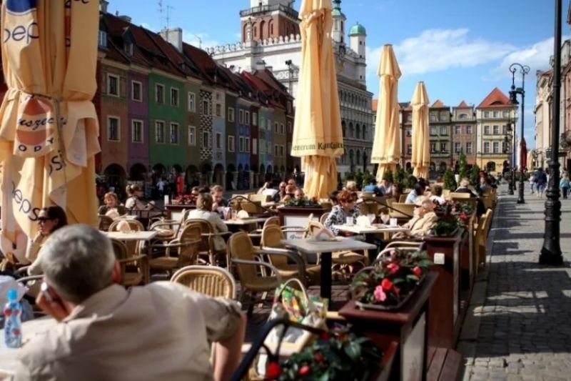 Rzecznik rządu Piotr Müller nie wyklucza otwarcia ogródków gastronomicznych na majówkę.