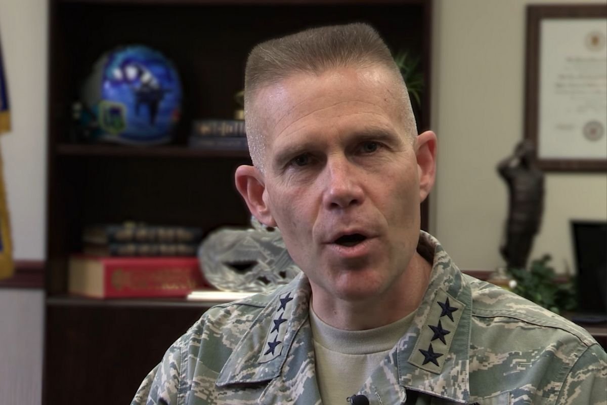 Generał Steven Kwast jest przekonany, że Amerykanie posiadają technologię, która potrafi przenieść człowieka w dowolne miejsce na Ziemi w ciągu godziny.