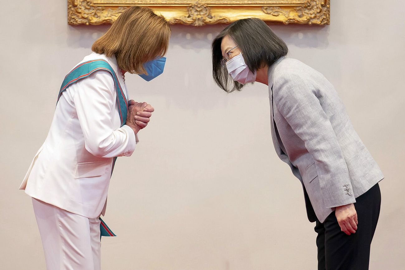 Przewodnicząca Izby Reprezentantów USA Nancy Pelosi (po lewej) i prezydent Tajwanu Tsai Ing-wen gest podczas spotkania w Taipei (Tajwan). Pomimo ostrzeżeń z Chin, Pelosi podkreśliła, że USA nie porzucą swojego zaangażowania na rzecz samorządnności wyspy