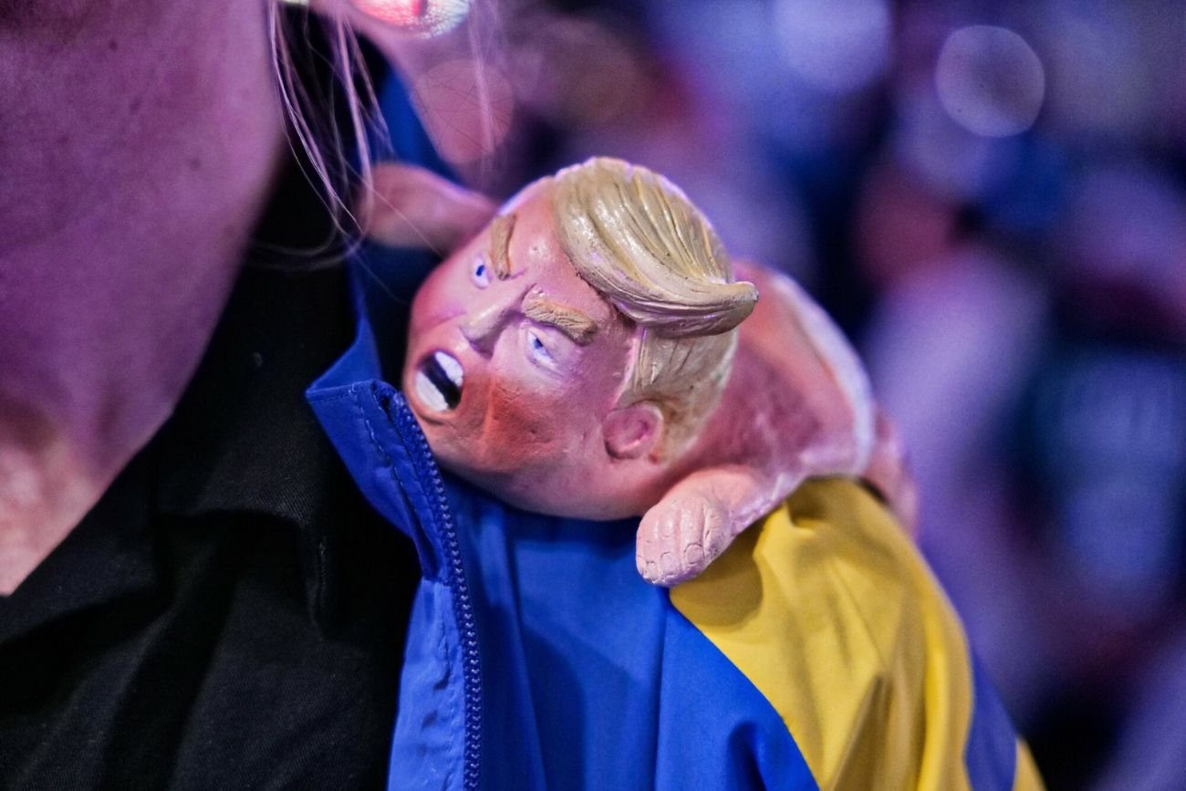 Trump na ramieniu uczestniczki nocy wyborczej na Times Square w Nowym Jorku.