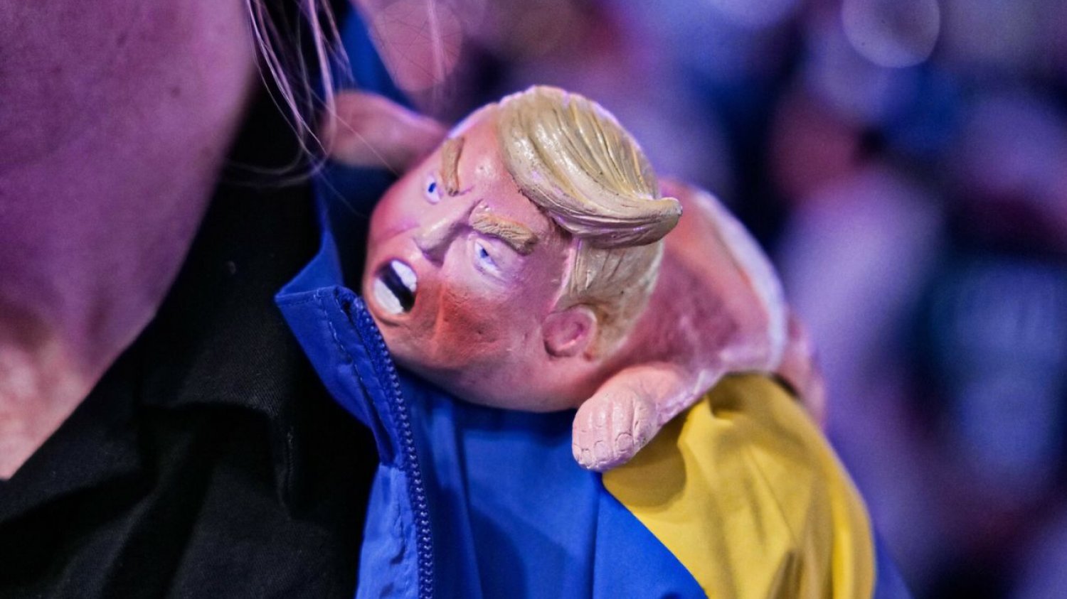 Trump na ramieniu uczestniczki nocy wyborczej na Times Square w Nowym Jorku.