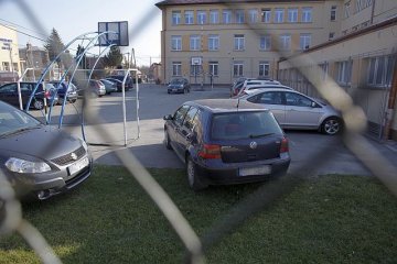 Droga do szkoły. W polskich szkołach dowożenie dzieci przez rodziców też jest powszechne i powoduje sporo utrudnień w ruchu.