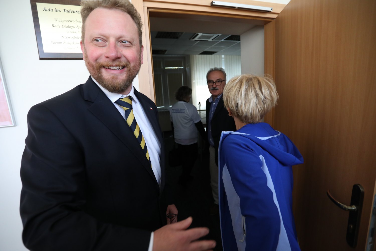 Członkowie komisji ekonomicznej zarabiają ekstra nawet po 10,5 tysiąca złotych. Komisja finansowana jest z budżetu państwa ze środków ministra zdrowia, Łukasza Szumowskiego.