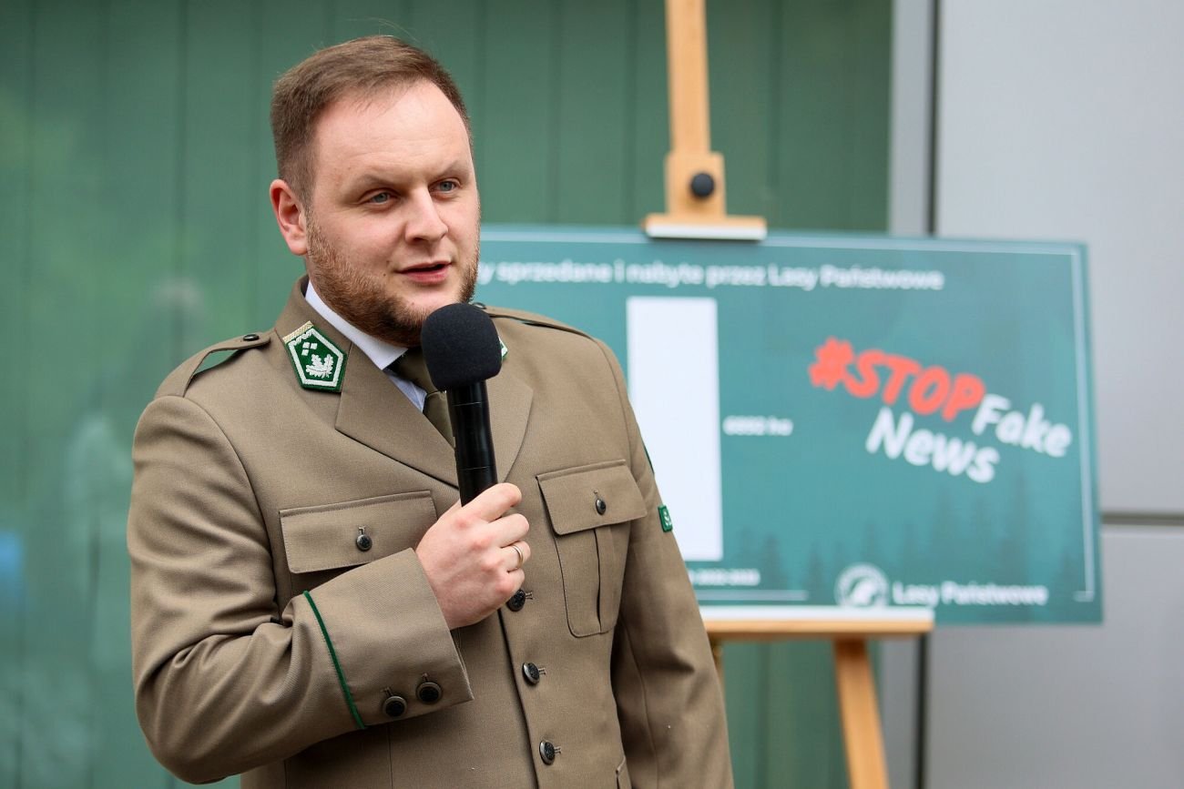 Nowy regulamin leśników zabrania noszenia innego paska do zegarka, niż brązowy, ale nie przeszkodzi rzecznikowi Lasów Państwowych Michałowi Gzowskiemu z Solidarnej Polski pokazywania się w mundurze leśnika.