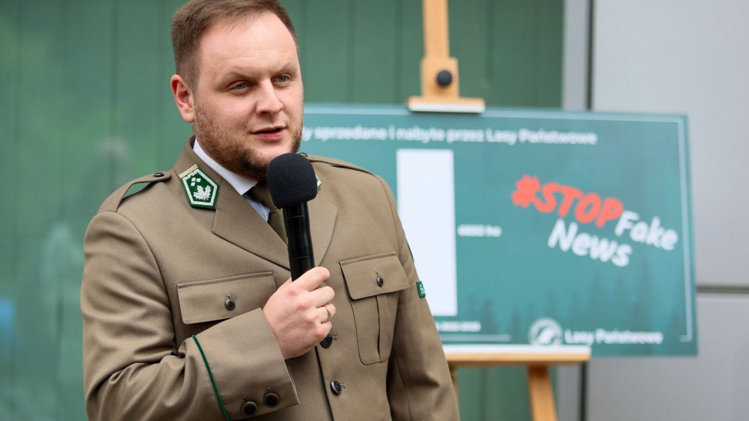 Nowy regulamin leśników zabrania noszenia innego paska do zegarka, niż brązowy, ale nie przeszkodzi rzecznikowi Lasów Państwowych Michałowi Gzowskiemu z Solidarnej Polski pokazywania się w mundurze leśnika.