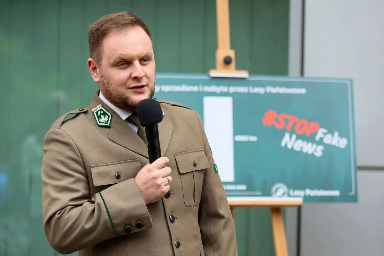 Nowy regulamin leśników zabrania noszenia innego paska do zegarka, niż brązowy, ale nie przeszkodzi rzecznikowi Lasów Państwowych Michałowi Gzowskiemu z Solidarnej Polski pokazywania się w mundurze leśnika.