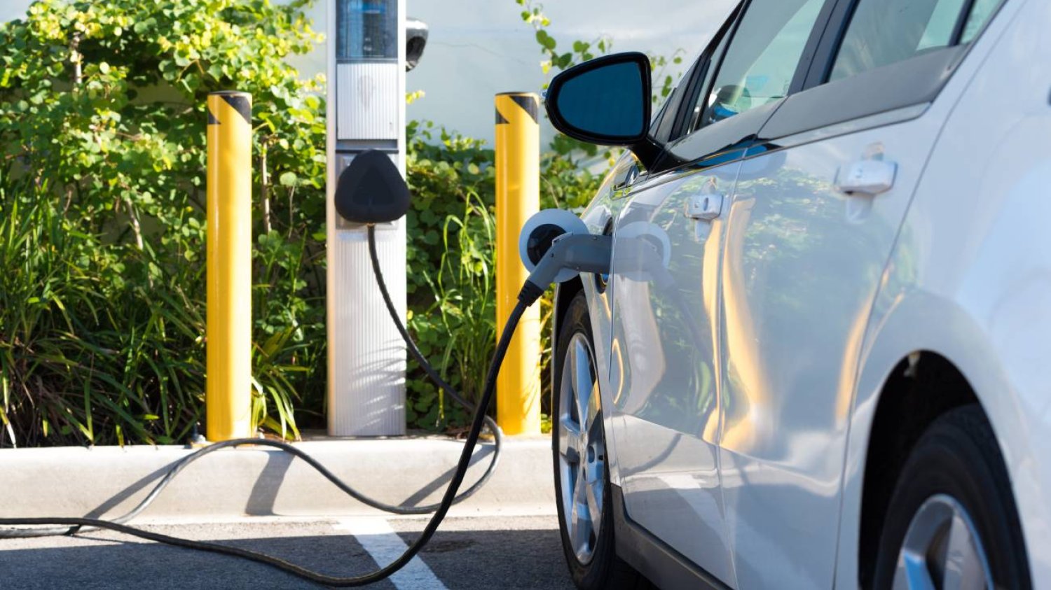 Ładowanie samochodu elektrycznego ze stacji.