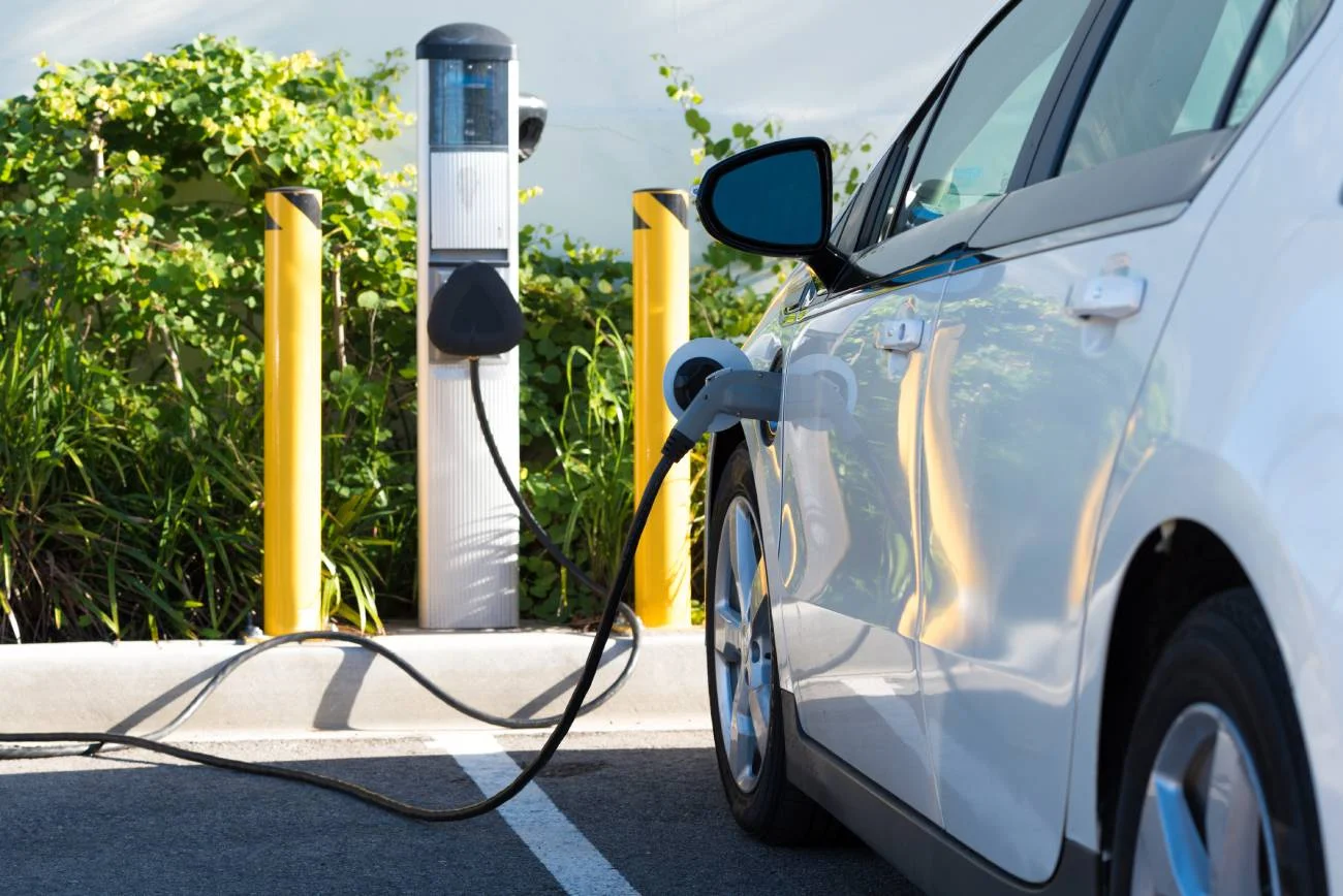 Ładowanie samochodu elektrycznego ze stacji.