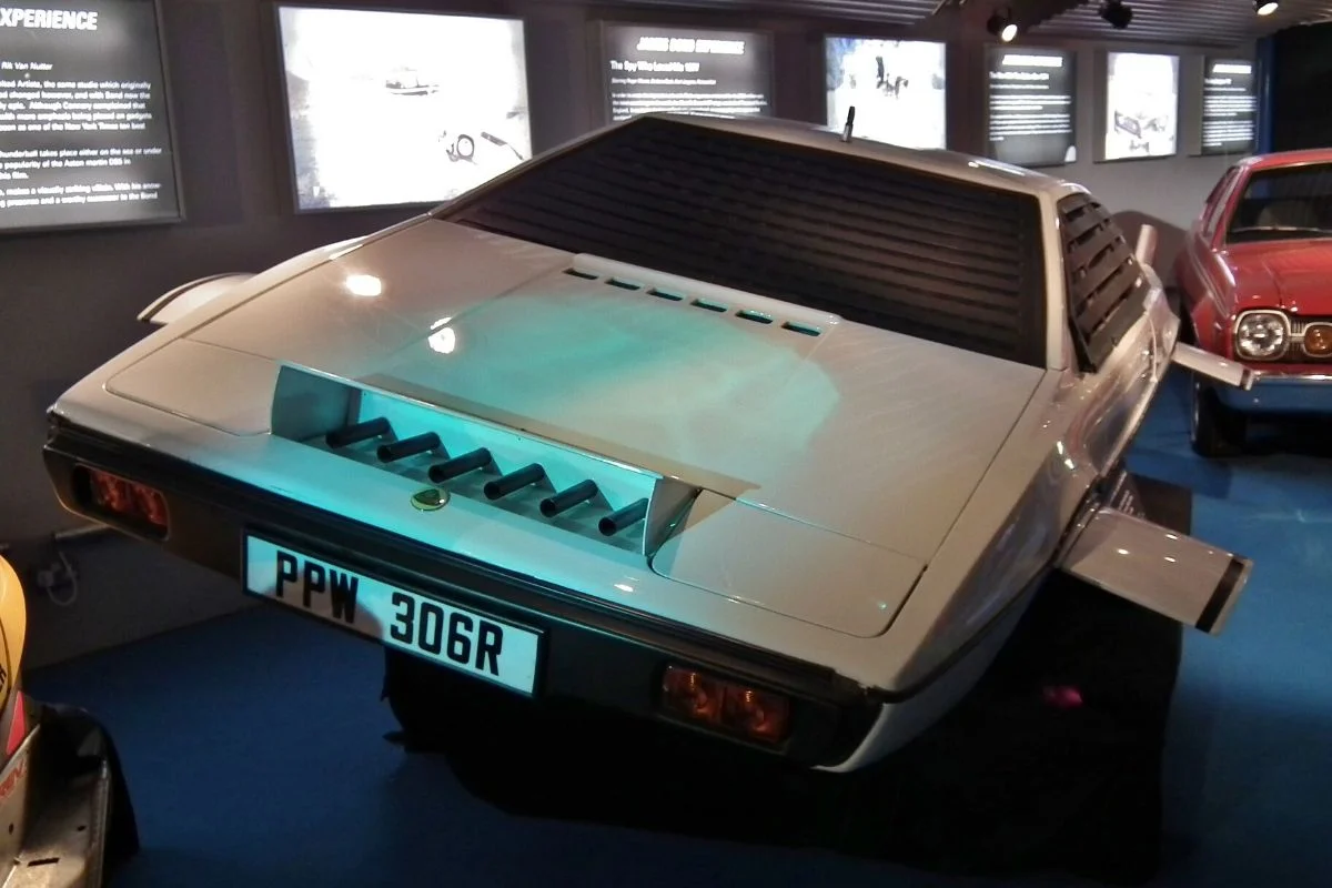 Egzemplarz Lotus Espirit, który występował w podwodnych scenach filmu "Szpieg, który mnie kochał", amerykańskie małżeństwo zakupiło za 100 dolarów.