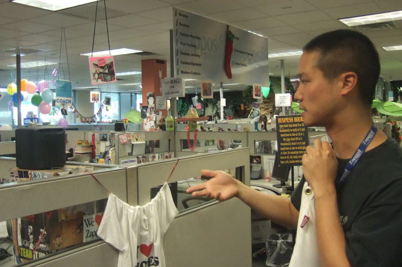 Tony Hsieh w biurze Zappos.