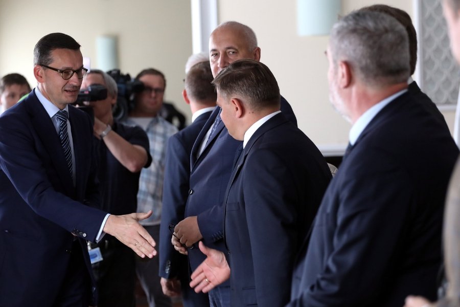 Mateusz Morawiecki ograniczył liczbę ministrów i wiceministrów, ale nadal ma ich w gabinecie ponad setkę.