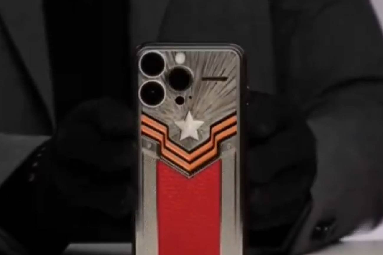 Rosyjska firma sprzedaje propagandowego iPhone.