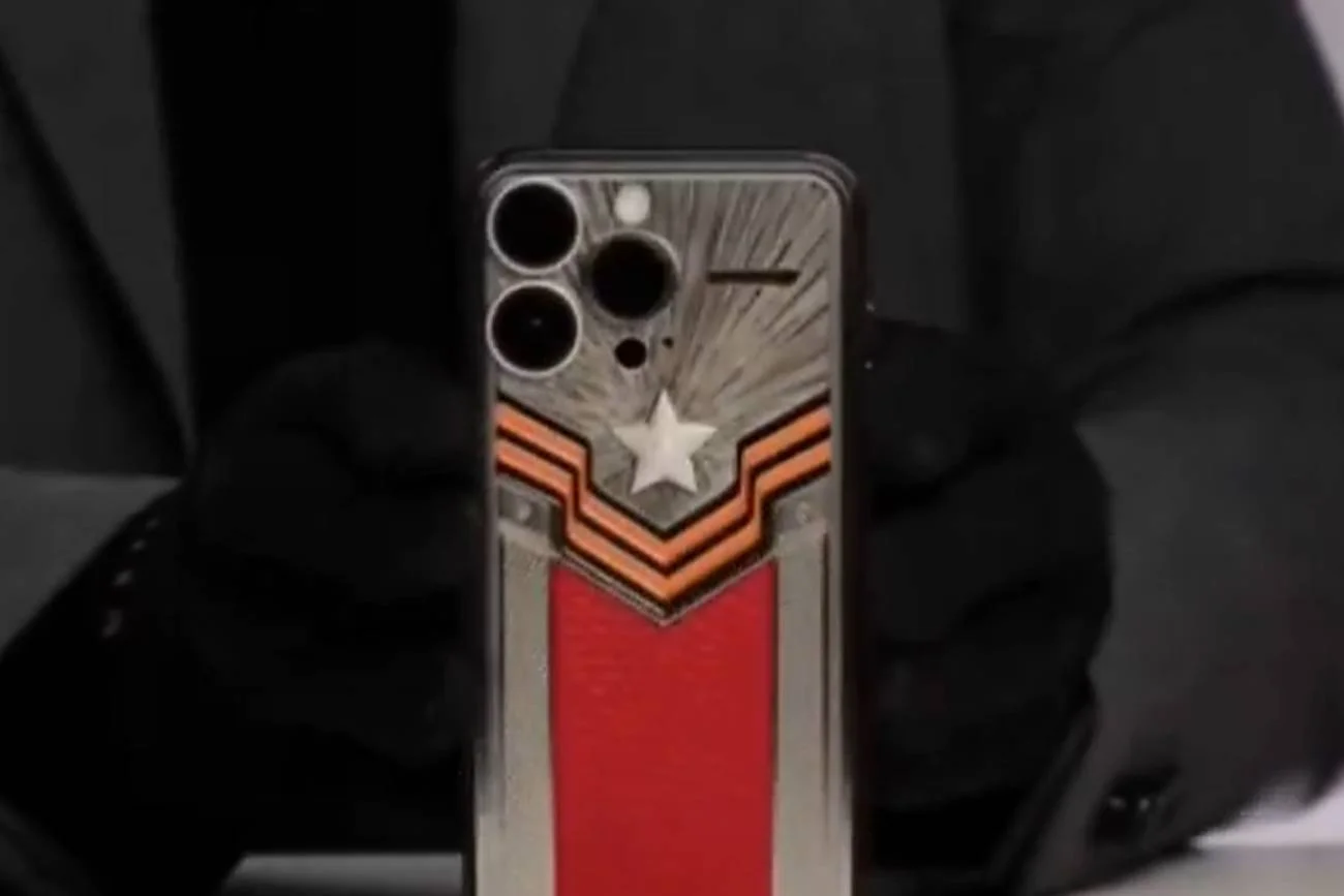 Rosyjska firma sprzedaje propagandowego iPhone.