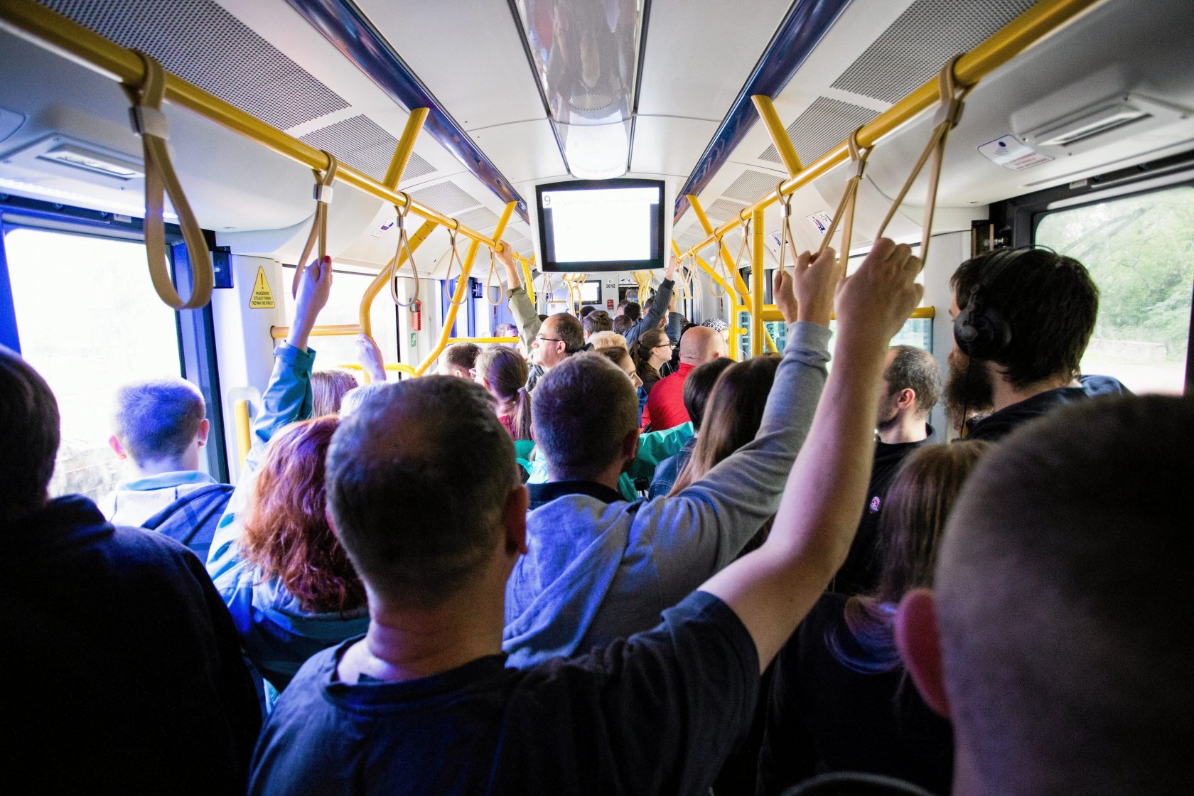 W takich warunkach dojeżdża do pracy przeciętny warszawiak. Zatłoczone tramwaje, w których pasażerowie są ściśnięci jak sardynki, to standardowy widok