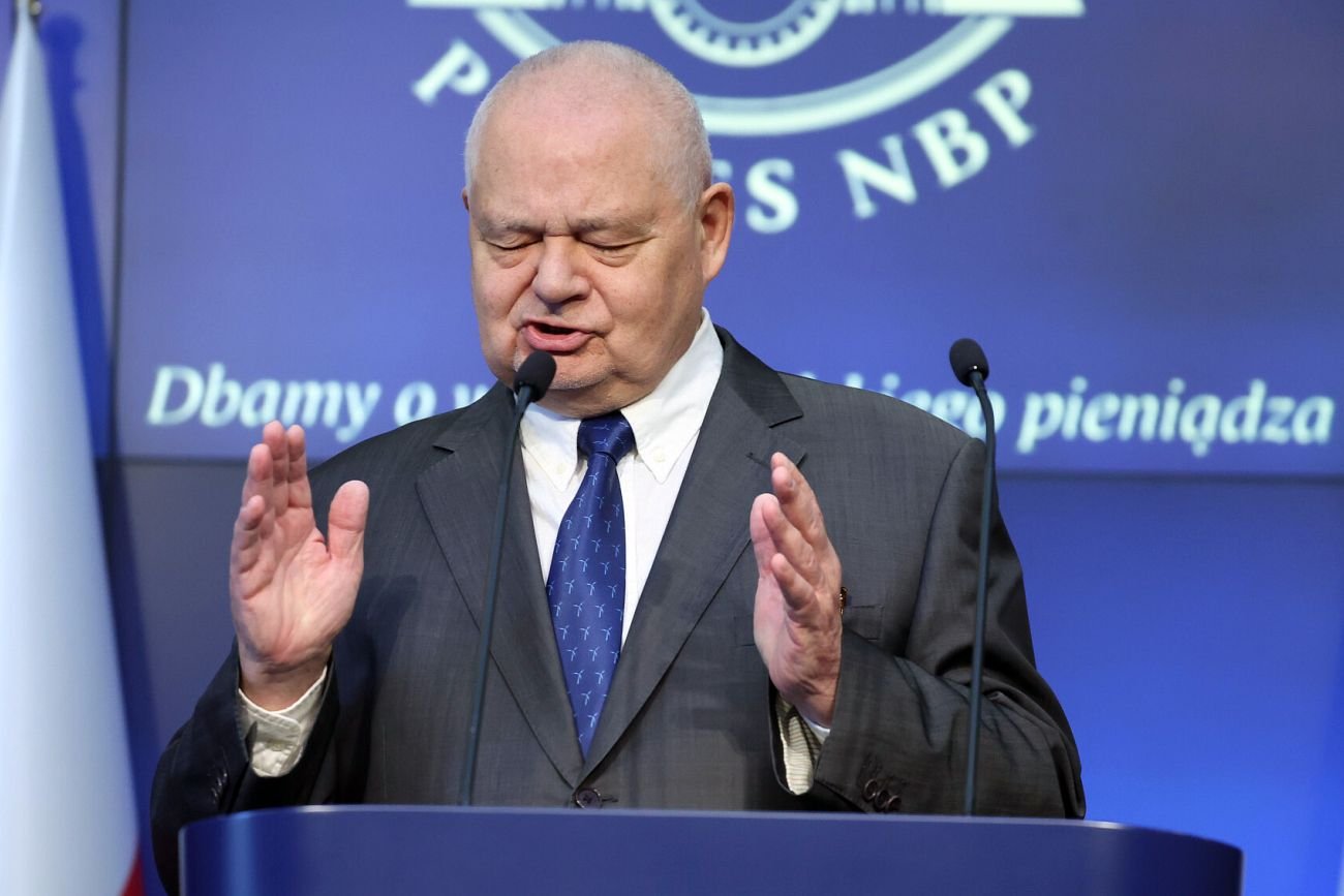 Adam Glapiński chętnie nagradza zatrudnionych przez siebie ludzi powiązanych z PiS