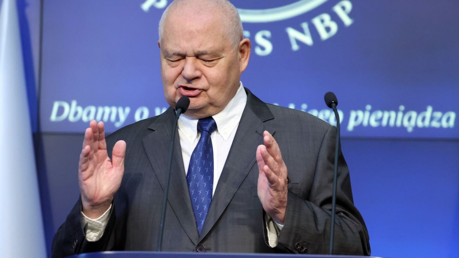 Adam Glapiński chętnie nagradza zatrudnionych przez siebie ludzi powiązanych z PiS