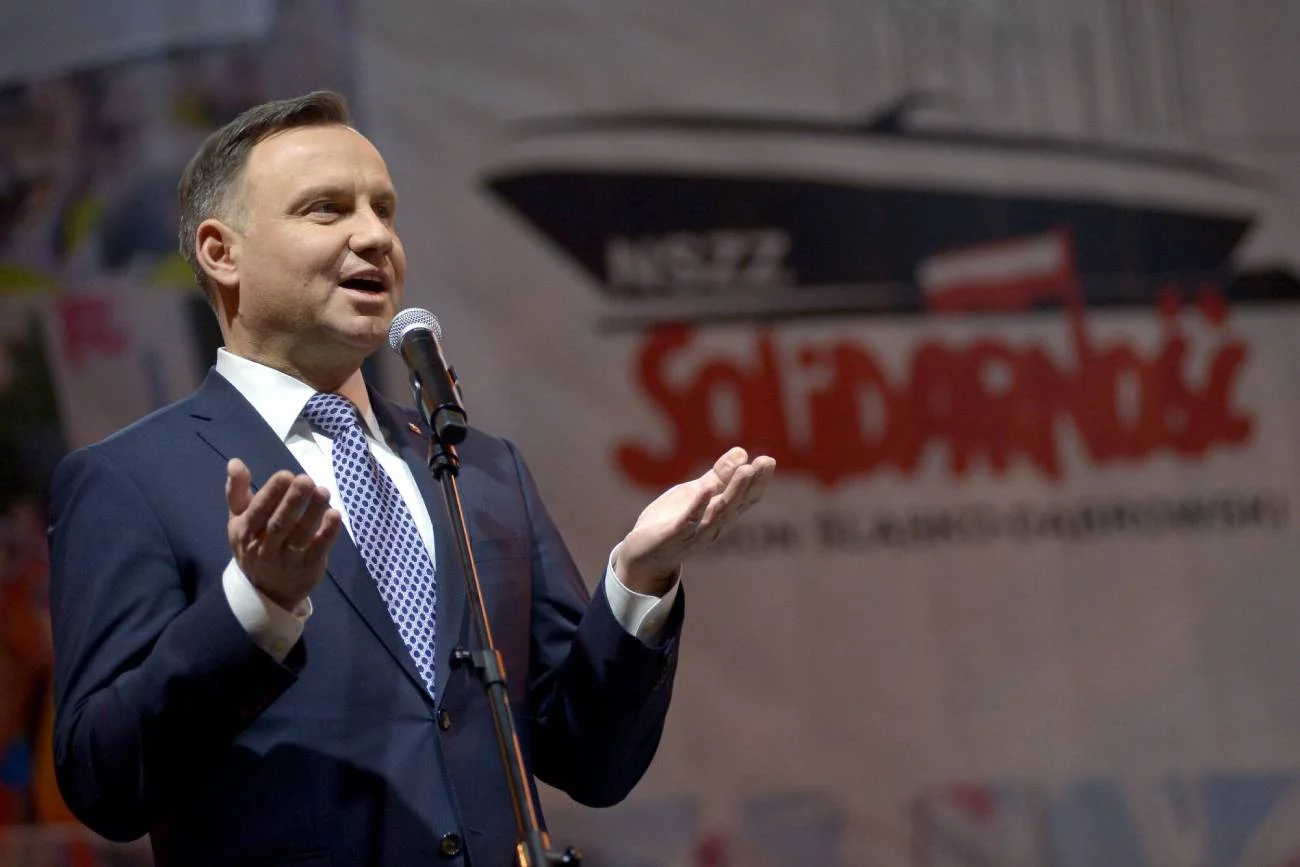 Prezydent Andrzej Duda na tle logo "Solidarności"
