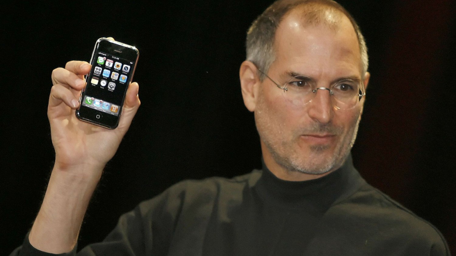 Steve Jobs prezentuje pierwszego iPhone'a