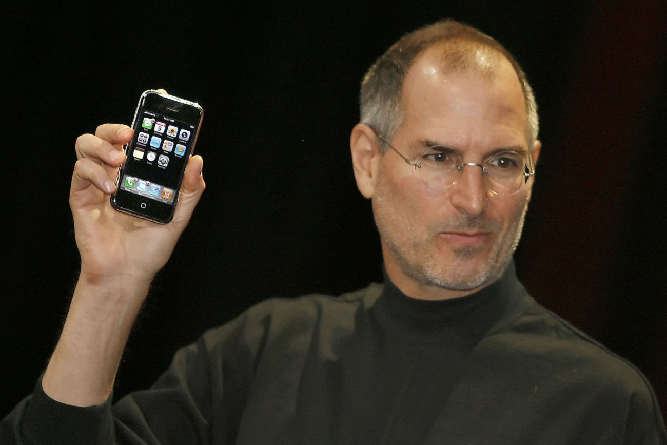 Steve Jobs prezentuje pierwszego iPhone'a