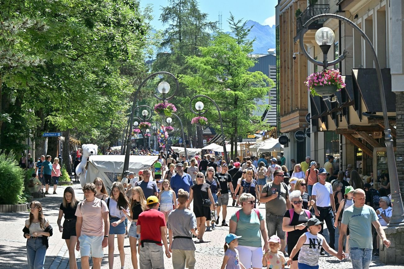 Na Krupówkach w końcu pojawiły się tłumy turystów.