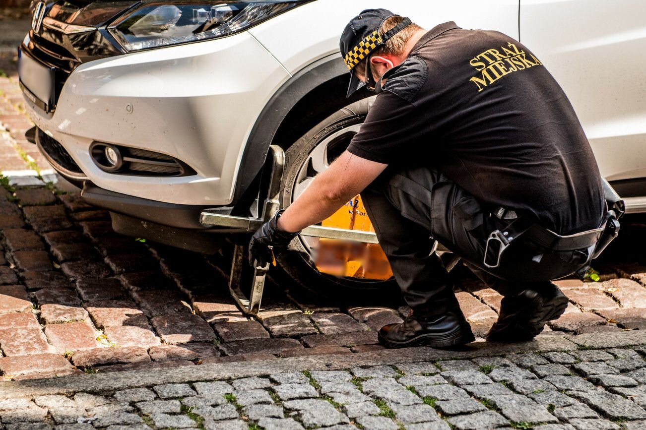 Nie wszyscy kierowcy muszą płacić mandaty za złe parkowanie. Straż miejska i policja są bezradne