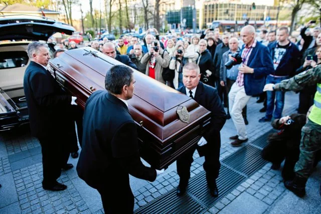 Wysokie koszty pochowania bliskiej osoby może nieco złagodzić zasiłek pogrzebowy
