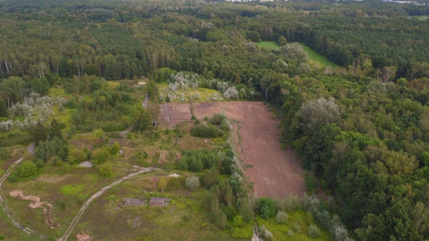 Teren byłej bazy rakietowej i rezerwatu Łosiowe Błota, na którym właśnie prowadzone są prace budowlane.