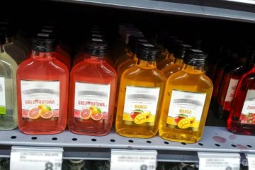 System kaucyjny nie obejmie tzw. małpek. Resort klimatu uważa, że to "kompromis" alkohol w sklepie