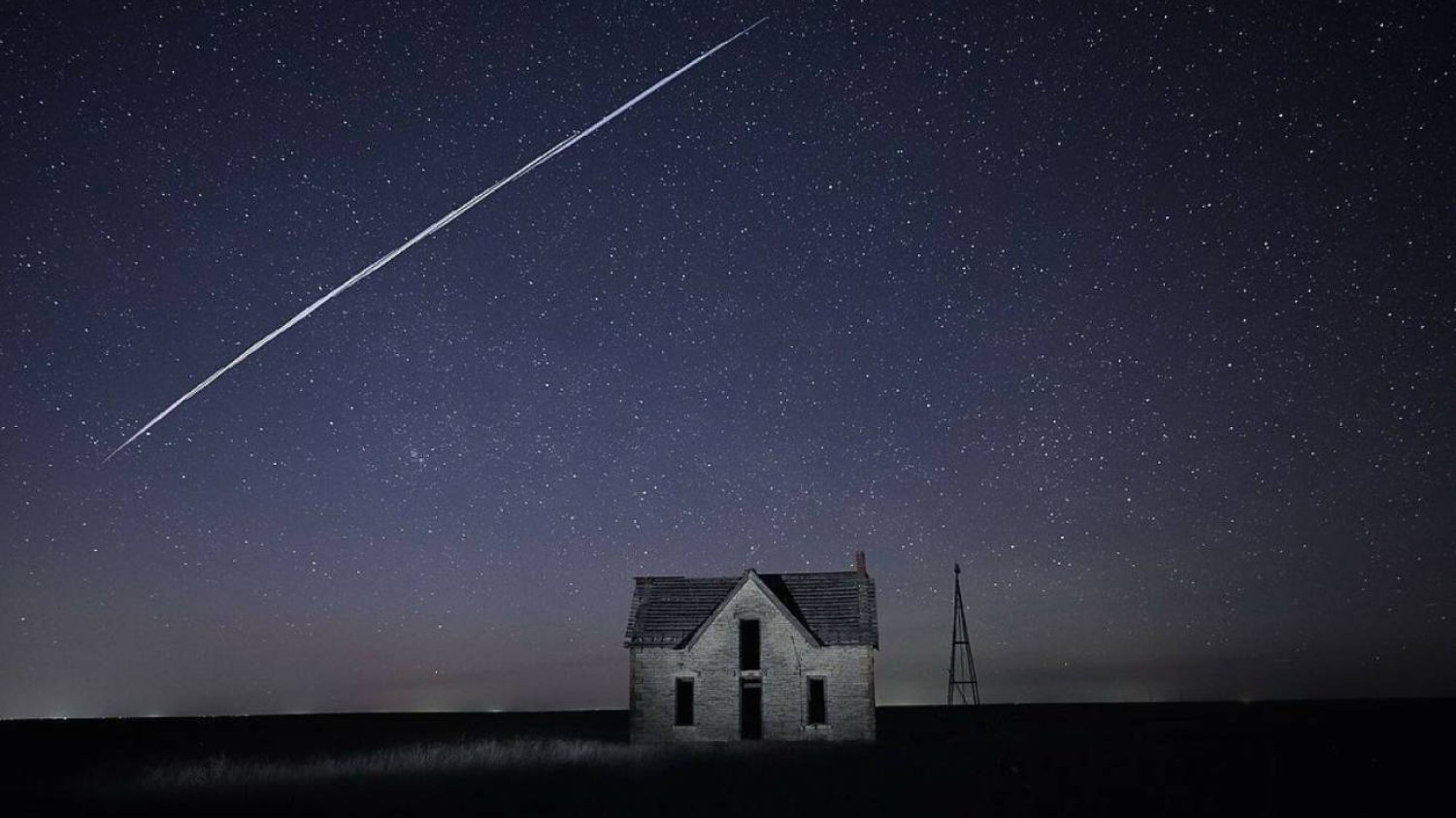 Satelity Starlink na nocnym niebie.